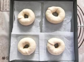 下面垫一张油纸，放入烤箱发酵30分钟