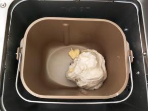 加入软化的黄油，继续揉面10分钟