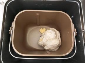 加入软化的黄油，继续揉面10分钟