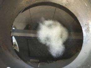 准备糖水，开火煮至周边冒小泡关小火