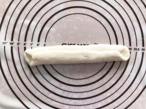 像叠被子一样，上下叠好，压一下挤出气泡