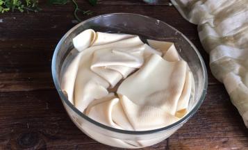 捞出放入凉开水中，浸泡一会儿