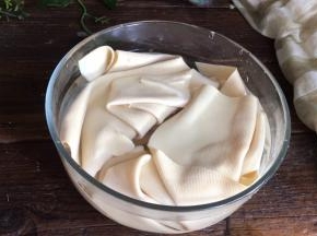 捞出放入凉开水中，浸泡一会儿