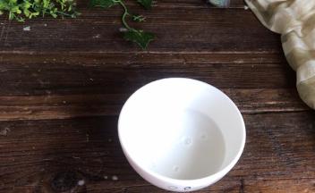 淀粉中加入适量清水，搅拌均匀备用