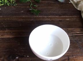 淀粉中加入适量清水，搅拌均匀备用