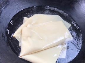 起锅烧半锅水，放入千张煮透