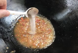 加入盐和胡椒粉拌匀