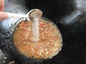 加入盐和胡椒粉拌匀