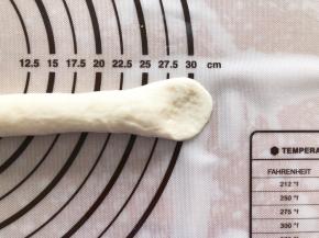 搓长一点，一头压扁