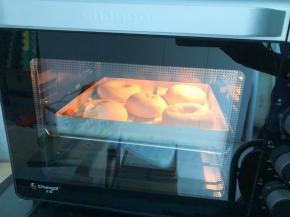 捞出沥干水分，放入预热好的烤箱180度中层，上下火20分钟