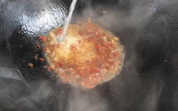 淋入淀粉水勾芡