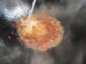 淋入淀粉水勾芡