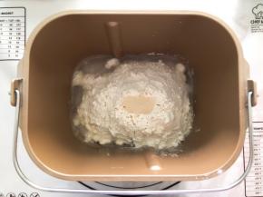 将黄油以上全部材料放入面包机中揉面10分钟