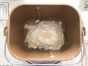 将黄油以上全部材料放入面包机中揉面10分钟