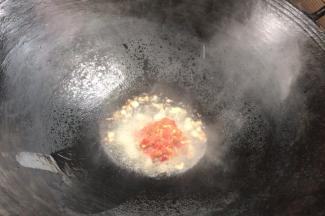加入辣椒酱炒香