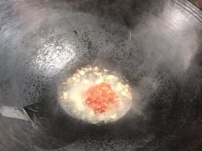 加入辣椒酱炒香