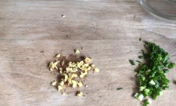 备好姜末和葱花