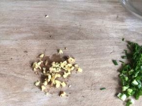 备好姜末和葱花
