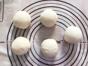 面团拿出排气，分成5等份，盖上保鲜膜松弛15分钟