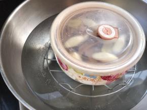 盖上盖子，放入开水锅中蒸2小时