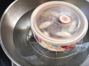 盖上盖子，放入开水锅中蒸2小时