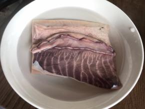 鱿鱼干提前浸泡一天，洗净