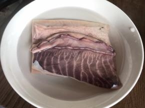 鱿鱼干提前浸泡一天，洗净