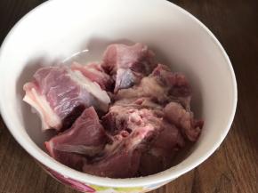猪脊骨用清水浸泡半小时后洗净沥水，装入蒸碗中