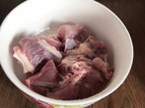猪脊骨用清水浸泡半小时后洗净沥水，装入蒸碗中