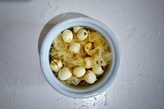 把桂圆和莲子放入蒸盅内