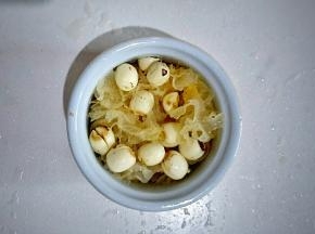 把桂圆和莲子放入蒸盅内