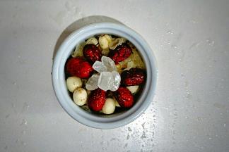 放入红枣、冰糖，倒入适量清水