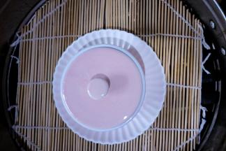 盖盖子放蒸屉.冷水下锅，开大火，水开后再蒸25~30分钟。