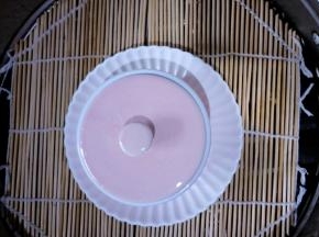 盖盖子放蒸屉.冷水下锅，开大火，水开后再蒸25~30分钟。