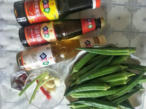 准备食材，秋葵洗净待用。