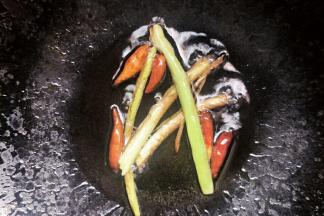 锅中倒入植物油，开大火，油热后放入葱、姜、小干辣椒炒香。放凉待用。