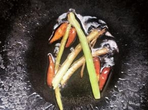 锅中倒入植物油，开大火，油热后放入葱、姜、小干辣椒炒香。放凉待用。