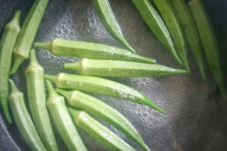 秋葵加一点点盐淖水2~3分钟。