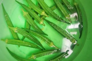 马上把秋葵放入冷开水中过一下