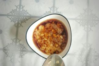 把蒜捣成泥，加入盐、味极鲜、蚝油、米醋搅拌均匀。