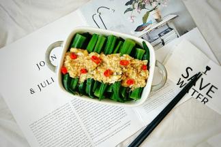 把蒜汁和放凉的葱油倒在秋葵上，放入小米辣椒圈做装饰即可。