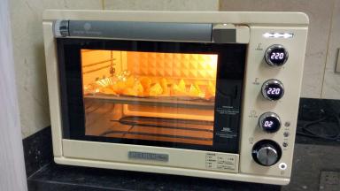 混合好后，烤盘上铺层锡纸，把土豆放上面。
烤箱提前预热，220度30分钟左右，温度时间根据烤箱和土豆块的大小来调整。烤到土豆边角有点微微焦即可。