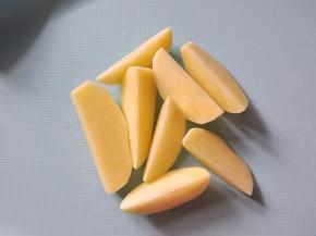 土豆去皮，对切，再切成差不多大小的。