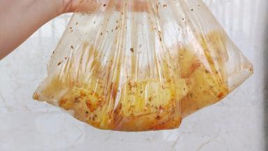 土豆捞出来，用厨房纸吸干水分，装进袋子里，加调料，摇晃袋子，让调料均匀沾满土豆上面。也可以放点孜然粉。