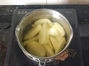 水煮开后转中火，放土豆块，煮5分钟左右，筷子插入土豆，里面还是硬的那种。