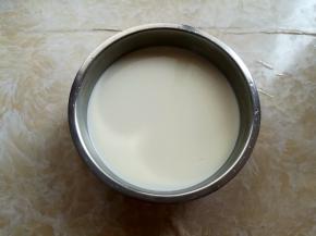 1000克纯牛奶里加入50克白砂糖和1克酸奶菌粉，搅拌均匀