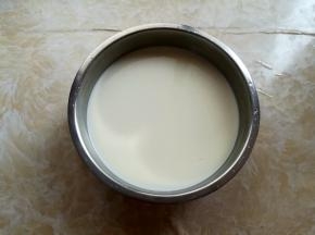 1000克纯牛奶里加入50克白砂糖和1克酸奶菌粉，搅拌均匀
