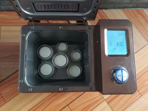 放入面包机，选择酸奶程序发酵8小时，关上盖子，龙宝喜欢前一天晚上睡觉前做酸奶，放进面包机里，睡一觉起来就做好了。装牛奶的瓶子要用开水烫2分钟。