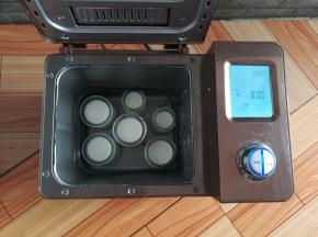放入面包机，选择酸奶程序发酵8小时，关上盖子，龙宝喜欢前一天晚上睡觉前做酸奶，放进面包机里，睡一觉起来就做好了。装牛奶的瓶子要用开水烫2分钟。