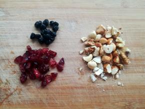 拆一包混合坚果，把核桃仁、腰果和大杏仁切小块，蔓越莓干和黑加仑比较小，可以不用切，混合坚果可以根据喜好随意搭配